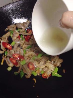 加少许汤汁翻炒。（刚刚压脆骨的汤水）