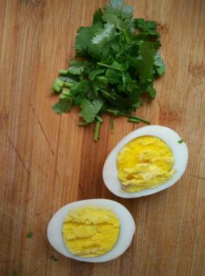 煮熟的鸡蛋切半，香菜切段儿，蒜切末备用