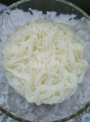 冷面捞出淋干，放入碗里