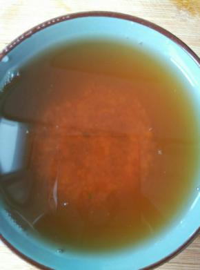 冷面汁按照1：10的比例加入清水，放蒜末调和均匀