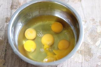 鸡蛋打入盆里，加入少许盐，几滴料酒。