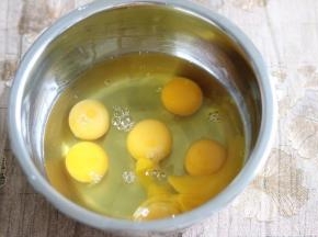 鸡蛋打入盆里，加入少许盐，几滴料酒。