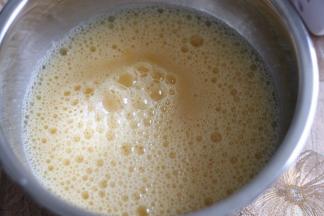 用打蛋器打散。