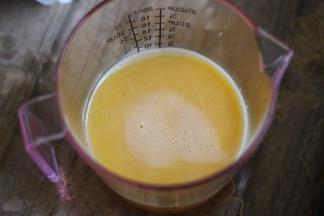 用漏网过滤下泡沫。