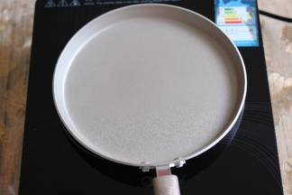 不粘锅开文火加热。