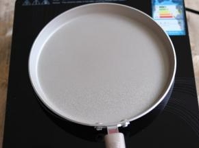 不粘锅开文火加热。