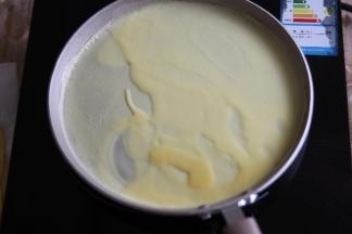 倒入蛋液，晃平表面，知道蛋皮鼓起泡泡，就熟了。