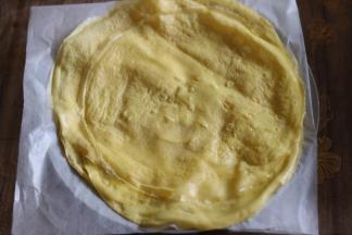 摊好的鸡蛋皮，六个鸡蛋做了七个鸡蛋皮。