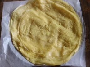 摊好的鸡蛋皮，六个鸡蛋做了七个鸡蛋皮。