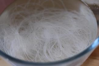 粉丝用水泡软。