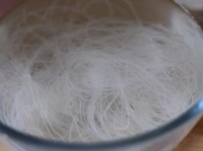 粉丝用水泡软。