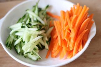 黄瓜，胡萝卜切丝。