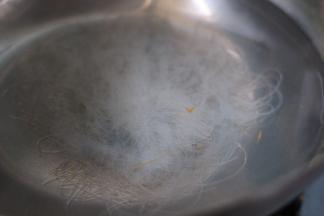 粉丝同样焯水，捞出放冷水浸泡防止粘连。