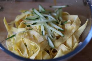 料理盆放入黄瓜丝，胡萝卜丝，粉丝，鸡蛋皮，加入凉拌醋，盐，拌匀。