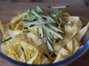 料理盆放入黄瓜丝，胡萝卜丝，粉丝，鸡蛋皮，加入凉拌醋，盐，拌匀。