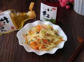 装盘倒入少许花椒油。