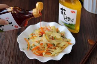 倒入少许辣椒油，拌匀。