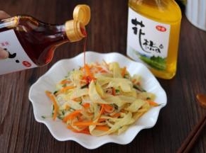 倒入少许辣椒油，拌匀。