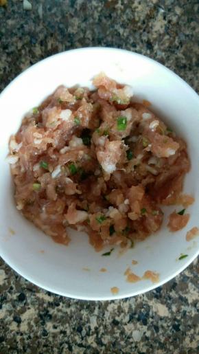 肉剁碎，选用十分之一的肥肉，加入生粉，拌肉的生抽，葱花，姜蒜水（姜蒜切沫用开水泡下）适量盐一起搅拌均匀，腌制着
