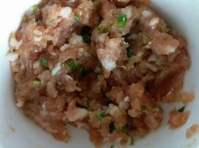 肉剁碎，选用十分之一的肥肉，加入生粉，拌肉的生抽，葱花，姜蒜水（姜蒜切沫用开水泡下）适量盐一起搅拌均匀，腌制着
