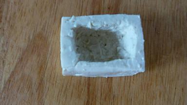 一块老豆腐切成12小块，把中间挖空，不要把底挖破，豆腐盒子外面抹点盐