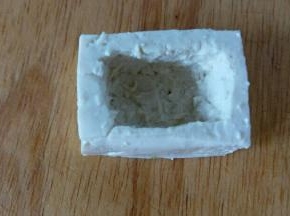 一块老豆腐切成12小块，把中间挖空，不要把底挖破，豆腐盒子外面抹点盐