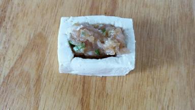 把肉馅儿放入豆腐内