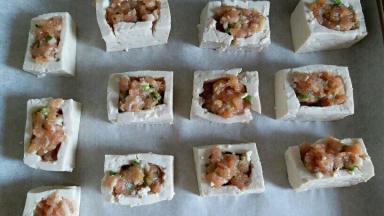 全部做好之后，放入烤盘，送入烤箱200度烘烤25分钟