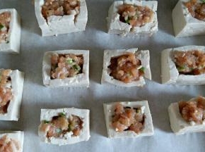 全部做好之后，放入烤盘，送入烤箱200度烘烤25分钟