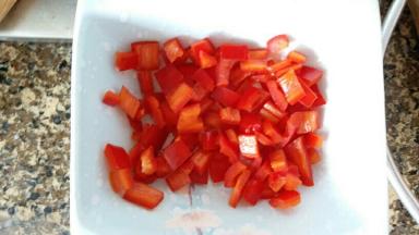 烤箱工作的时候，就把红椒切小丁