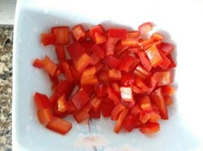 烤箱工作的时候，就把红椒切小丁