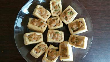 出炉后依次放入盘内