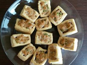 出炉后依次放入盘内