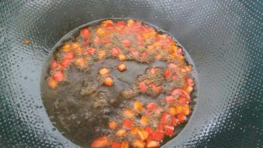 锅内油烧热后，放入红椒丁炒熟，加入15克生抽，2克白糖，香油，30克纯净水，适量盐，烧成汁