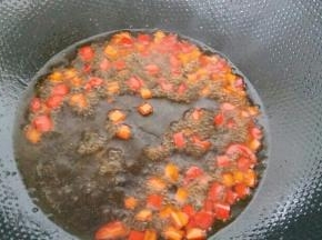 锅内油烧热后，放入红椒丁炒熟，加入15克生抽，2克白糖，香油，30克纯净水，适量盐，烧成汁