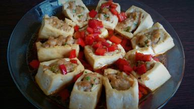 把红椒汁淋在烤好的豆腐盒子上，色香味俱全的豆腐盒子就完成啦