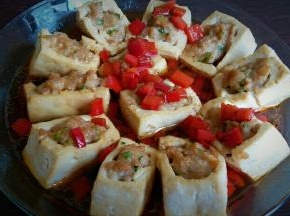 把红椒汁淋在烤好的豆腐盒子上，色香味俱全的豆腐盒子就完成啦