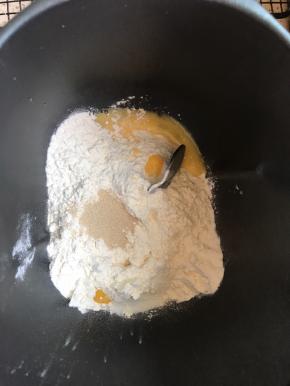 如果有面包机或者厨师机可以帮助你揉面的过程，放入除黄油以外的食材，酵母不要和糖盐直接接触，准备和面，面粉品牌不同吸水量也不同，配方水量仅供参考，根据实际情况加水，揉15分钟后，加入软化黄油，继续再揉15分钟。