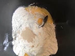如果有面包机或者厨师机可以帮助你揉面的过程，放入除黄油以外的食材，酵母不要和糖盐直接接触，准备和面，面粉品牌不同吸水量也不同，配方水量仅供参考，根据实际情况加水，揉15分钟后，加入软化黄油，继续再揉15分钟。