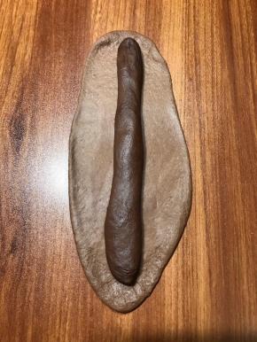 黑色面团排气搓成长条。