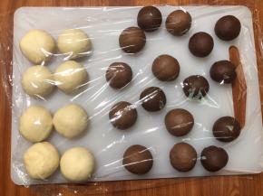 盖保鲜膜醒面20分钟。