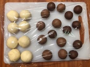 盖保鲜膜醒面20分钟。