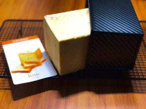 取出后晾两分钟，可以打开盖子，不粘涂层，盖子非常容易就推开了，土司可以直接倒出来，非常完整，不会粘在模具上