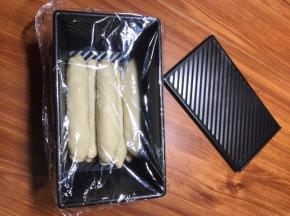 盖好保鲜膜，不需要盖的特严实，盖住即可。