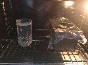 放入烤箱中，一杯热水，关上门，这个天气温度已经够了，放点热水增加湿度，进行发酵。