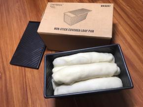 发酵至9分满后取出，盖好盖子，预热烤箱170度，烤30分钟。