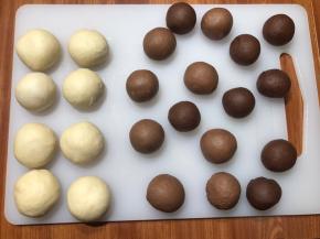 每个颜色的面团都分成8个等大的面团。