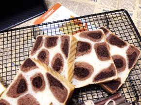 黑金刚导热还是不错的，很均匀，土司每个面上色都一样