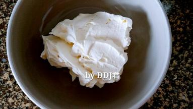 奶油打好后，分一半出来