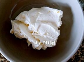 奶油打好后，分一半出来